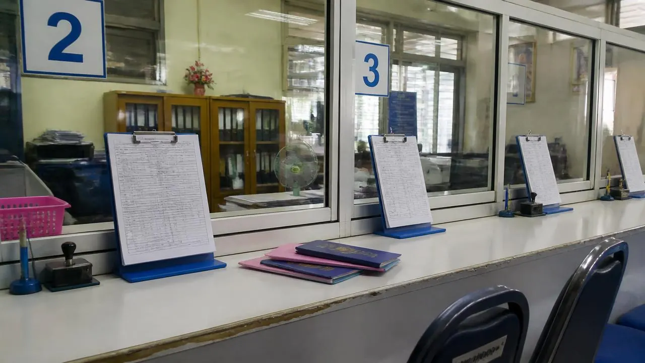 เคาน์เตอร์สำนักงานทะเบียนราษฎรพร้อมแบบคำร้องและทะเบียนบ้าน